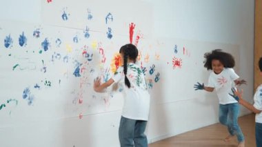 Beyaz arka planda renkli ellerle oynayan ve koşan oyuncu çocuklar. Komik, mutlu, çok kültürlü öğrenciler sanat dersine katılmayı severler. Yaratıcı aktivite konsepti. Etkinlik.