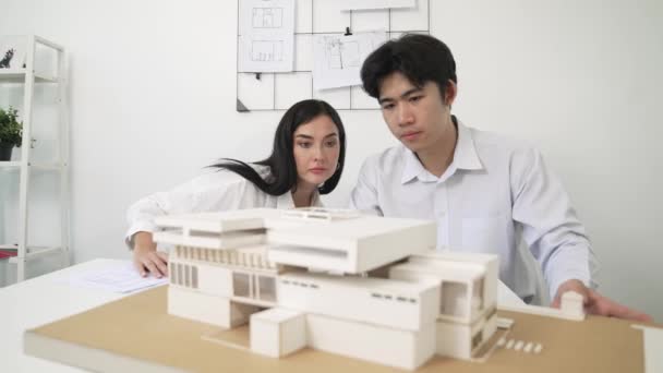 Професійне Розумне Співробітництво Інженер Архітектор Команда Перевіряє Структуру Будинку Сучасному — стокове відео