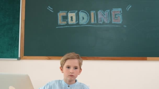 学生与黑板一起坐在Stem课上的时候 在电子板上工作 在准备编程系统时 使用编码工程和生成人工智能来固定儿童主板 教育学 — 图库视频影像