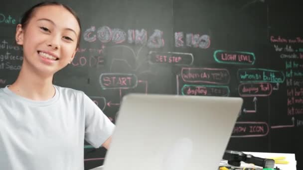 Smart Mädchen Programmiersystem Mittels Laptop Der Tafel Gymnasiast Schreibt Technikcode — Stockvideo