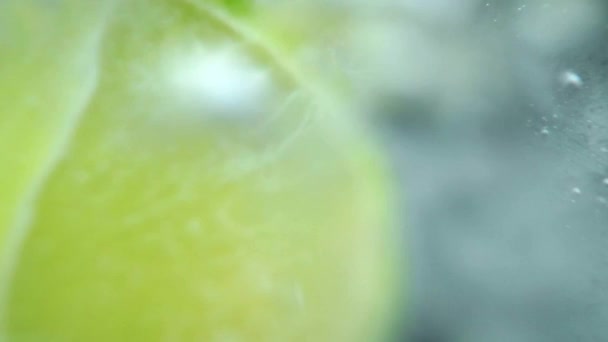 Macrography Witness Mesmerizing Allure Margarita Bubble Delicately Adorned Slice Lime — Stock Video