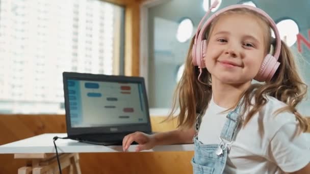 Gadis Tersenyum Menggunakan Laptop Dan Berbalik Untuk Menunjukkan Jempol Kamera — Stok Video