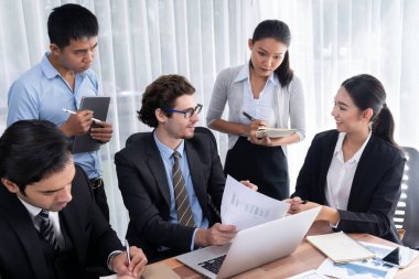 Modern ofis ortamında çalışan çeşitli etnik gruplardan çeşitli iş adamları. Üretken ve çok ırklı ofis çalışanları stratejik ticari pazarlama konusunda tartışmaya giriştiler. Çok titiz.