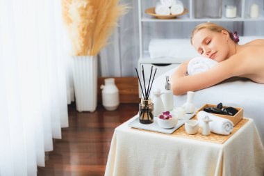 Kafkasyalı kadın müşteri stres önleyici spa masajının keyfini çıkarıyor ve lüks otel ya da oteldeki gündüz açık ortam güzellik salonunda güzellik teniyle eğleniyor. Sessiz.