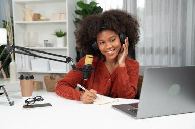 Güzel Afrikalı kadın sunucu kanalı çevrimiçi yayın yoluyla konuşuyor pazarlama öğretiyor, dinleyicileri canlı ya da çevrimiçi. İş yerindeki herhangi bir yer kavramı. Tatlandırıcı.