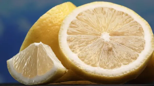 Кусок Лимона Ярко Желтый Ярко Лимонный Лежит Незащищенным Желтая Плоть — стоковое фото