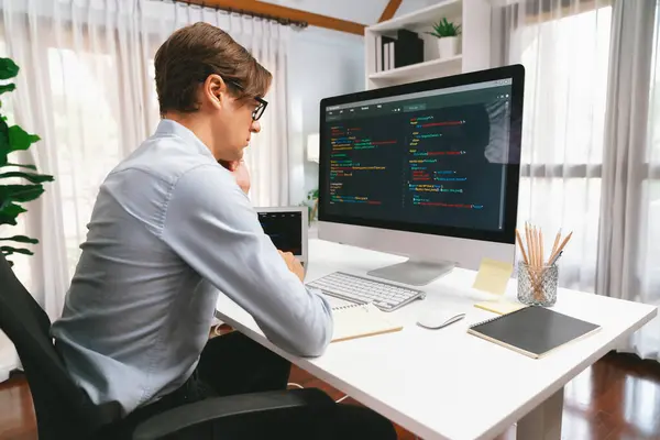 Utvikler Som Ser Online Programvareutviklingsinformasjon Justerer Arbeidsbærbar Med Kodeprogram Oppdatert – stockfoto