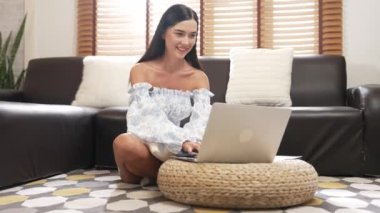 Bilgisayarı online alışveriş için kullanan genç bir kadın. Evdeki online ödeme kapısından. Modern ve uygun online alımlar güvenli ve uygun alışverişleri sağlar. Blithe