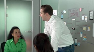 Bir grup profesyonel iş adamı Ux ve Ui tasarımı hakkında konuşuyor. İşbirlikçi çeşitli iş adamları pazarlama planı hakkında beyin fırtınası yapıyor. Birlikte çalışan iş adamları. Yönlendirici.