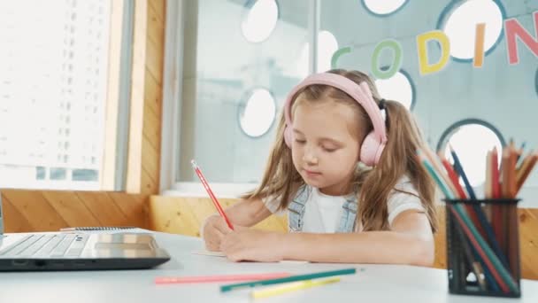 Cute Girl Robi Klasę Lub Uczenia Się Online Podczas Słuchania — Wideo stockowe