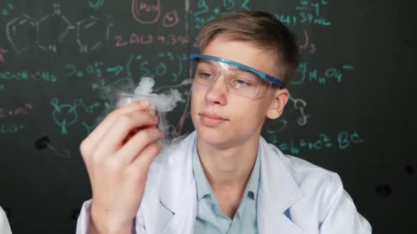 Großaufnahme Eines Jungen Inspiziert Chemische Lösung Während Ein Becherglas Mit — Stockvideo
