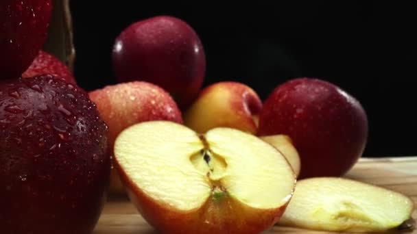 Makrografie Frische Apfelscheiben Sind Auf Einem Schneidebrett Vor Auffallend Schwarzem — Stockvideo