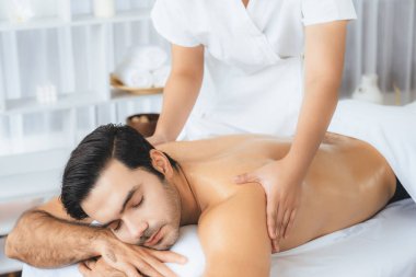 Kafkas erkek müşteri stres önleyici spa masajının keyfini çıkarıyor ve lüks otel veya oteldeki gündüz açık hava ortamında güzellik derisi eğlencesi ile şımartıyor. Sessiz.