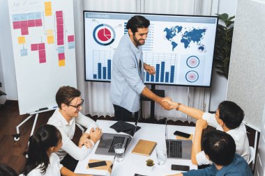 Analist ekip lideri, iş zekası ya da BI gösterge paneli ile FIntech yazılım gücünü kullanarak başarılı veri analizi toplantısından sonra iş arkadaşıyla tokalaştı. Tedbirli