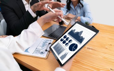 Fintech BI 'ın finansal veri analizi ya da iş zekası tablet ve dizüstü bilgisayarda pazarlamayı planlayan iş adamlarının finansal veri analizine kadar görüntüleme paneli.