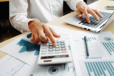 İş adamı muhasebeci ya da finans uzmanı şirket ofisindeki iş raporu grafiğini ve finans şemasını analiz eder. Finans ekonomisi, bankacılık sektörü ve borsa araştırmaları kavramı. uds