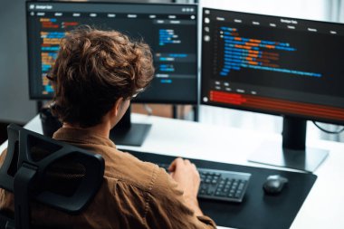 IT geliştiricisi, yazılım güncellenmiş yazılım sürümü kavramını yaratarak, kodlama uygulama ekranları üzerinde modern ev ofisteki pc monitörlerinde çevrimiçi yazılım geliştirme üzerinde çalışıyor. Toplayıcı.