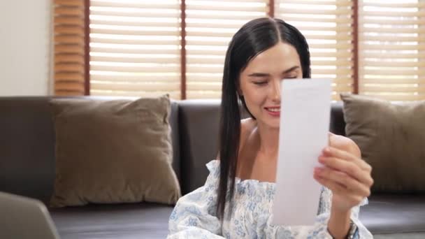 Glückliche Frauen Sitzen Lächelnd Auf Dem Sofa Während Sie Rechnungen — Stockvideo
