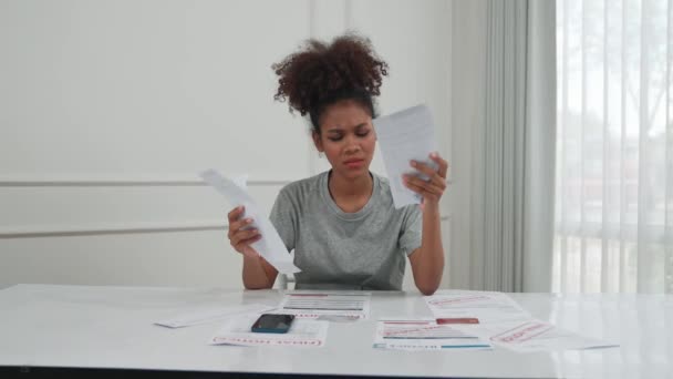 Stresszes Fiatal Nőnek Pénzügyi Problémái Vannak Hitelkártya Tartozással Hogy Kifizesse — Stock videók