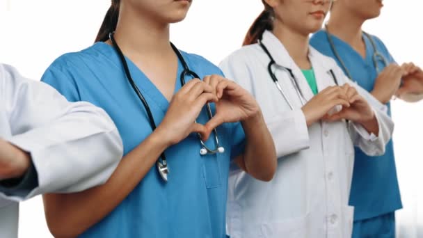 Професійна Команда Медичного Персоналу Стоїть Черзі Піднімає Руку Серце Символізує — стокове відео