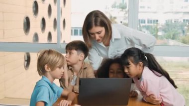 Kafkas öğretmeni ve çeşitli arkadaşlarla çevriliyken şirin Afrikalı kız programlama sistemi. Profesyonel eğitmen, öğrenci dinlerken kodlama mühendisliği öğretiyor. Etkinlik.