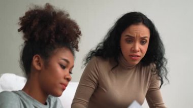 Stresli Afrikalı Amerikalı kadınların kredi kartı borçlarıyla ilgili mali sorunları var. Kötü kişisel para ve ipotek yönetimi krizi kavramını çok önemli ölçüde karşılıyorlar..