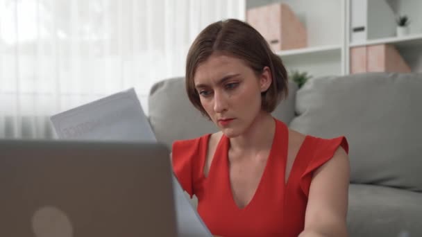 Gestresste Junge Frau Hat Finanzielle Probleme Mit Kreditkartenschulden Die Sie — Stockvideo