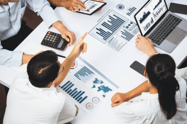 Analist ekibi toplantı odasındaki mali verileri analiz etmek için BI Fintech 'i kullanıyor. İş adamları, ticari öngörü ve stratejik pazarlama planlama için iş dünyası panelinin gücünü kağıt üzerinde analiz ediyor.