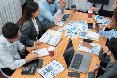 Çok ırklı analist ekibi toplantı masasındaki mali raporu analiz etmek için BI gösterge tablosunu kullanıyor. Çeşitli iş adamlarından oluşan bir grup, FIntech 'in veri analizini başarılı iş pazarlaması için kullanır. Uyum