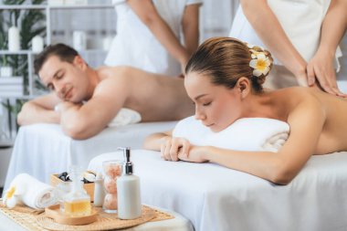 Kafkas çift müşterisi stres önleyici spa masajının keyfini çıkarıyor ve lüks otel veya oteldeki gündüz açık hava ortamında güzellik teniyle eğleniyor. Sessiz.