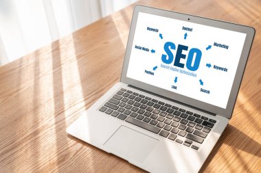 Model e-ticaret için SEO arama motoru optimizasyonu ve bilgisayar ekranında gösterilen çevrimiçi perakende işi