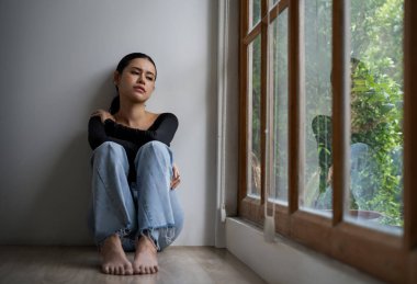 Depresyondaki zihinsel sağlık sorunu olan genç Asyalı kadın aşırı düşünme yorgunluğu, yıkıcı düşünce, asosyal, kaygı ve diğer akıl sağlığı bozukluklarından en yüksek tedaviye ihtiyaç duyuyor. .