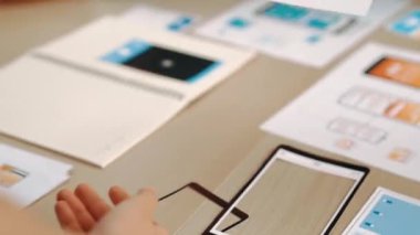 Mobil uygulama ya da web sitesi için kullanıcı arayüzü prototipi planlayan şirket çalışanlarının panorama videosu. UX UI tasarım beyin fırtınası kullanıcı dostu arayüz planı tasarlıyor. Sinerjik