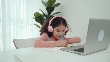 Kulaklık takıp ödevlerini yapan sevimli bir Amerikalı kız. Programlama sistemini araştırırken ve mühendislik komut yazarken defterde yazan mutlu çekici kız öğrenci. Pedagoji.