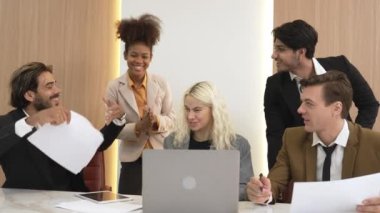 Çeşitli ofis çalışanları ve çalışanları mutlu ve heyecanlı hissediyorlar ve iyi takım çalışması ve olumlu tutumları nedeniyle kutlama yapıyorlar. Süslü işyerlerindeki iş başarısına katkıda bulunuyorlar.