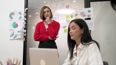 Yaratıcı iş kadını pazarlama stratejisi üzerine yetenekli genç ve güzel proje yöneticisi yorumları. Profesyonel iş ekibi tartışması, birlikte çalışmak, yeni ürün hakkında beyin fırtınası yapmak. Tertemiz..