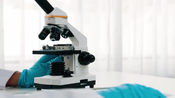 Badacz Chemii Laboratoryjnej Opracowuje Nową Medycynę Lub Leczy Pomocą Mikroskopu — Wideo stockowe