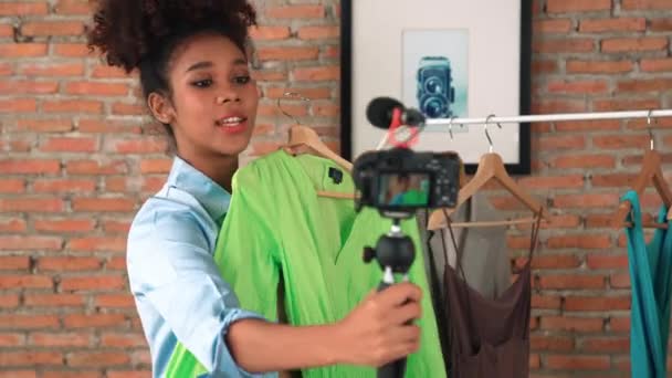 Влиятельная Женщина Снимает Прямом Эфире Видео Видео Обзора Одежды Критические — стоковое видео