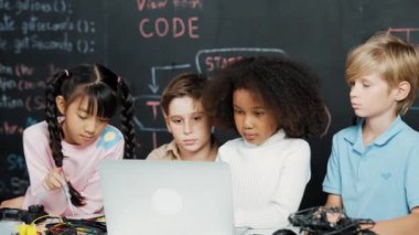 Çok kültürlü zeki çocuklar, BTMM teknoloji sınıfında hızlı yazılmış dizüstü bilgisayar programlama, yazma ya da kodlama programı kullanıyorlar. Dijital öğrenme konsepti. Etkinlik.