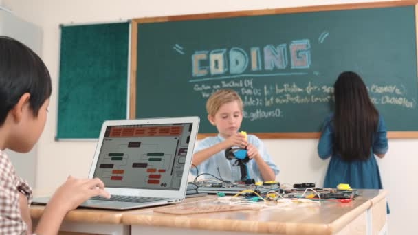Asijský Chlapec Kódovací Program Zatímco Kavkazský Přítel Opravuje Elektrickou Desku — Stock video