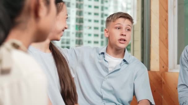 Experiência Atraente Compartilhamento Meninos Durante Atendimento Terapia Grupo Estudante Ensino — Vídeo de Stock