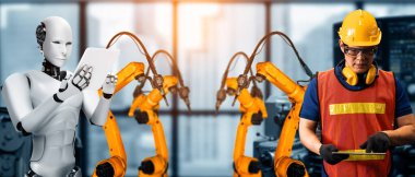 MLB Mekanize Endüstri Robotu ve insan işçileri gelecekteki fabrikada birlikte çalışıyorlar. Sanayi devrimi ve otomasyon üretim süreci için yapay zeka kavramı.