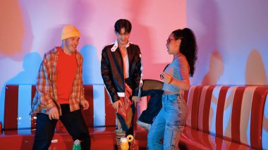 Çeşitli sokak dansçıları hippi modası giyerken partilerde neon ışıkla şehir pop müziğine taşınıyor. Çekici hipster kameraya bakarken dans eder ya da pratik yapar. Mutluluk.