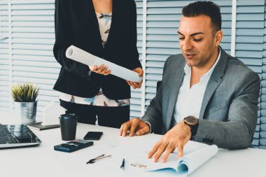 İş adamı yöneticisi, modern işyerinde çalışan iş kadınlarıyla görüşürken işleri kontrol ediyor. Kurumsal iş adamları konsepti. uds