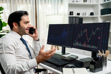 İki borsa yatırımıyla danışman ya da ortağı arayan tüccar işadamı, veri analizini yüksek kârlı dinamik teknoloji borsasına yatırım yapmak için karşılaştırdı. Tahmin et..