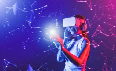 Siberpunk neon ışığı altında duran kadın beyaz VR kulaklık takıyor ve metaevreleri birbirine bağlayan kolsuz tişört, gelecekteki siber uzay topluluğu teknolojisi, sanal gerçeklik objesi kullanıyor. Halüsinasyon.