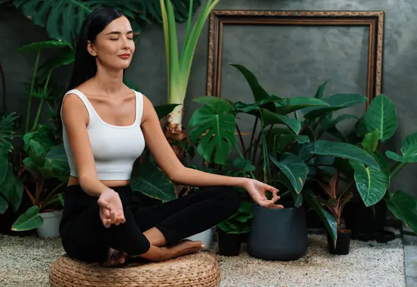 Mujer Joven Haciendo Yoga Matutino Meditación Jardín Natural Con Hoja — Foto de Stock