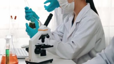 Bilimsel uzmanlığa, laboratuvar ekipmanlarına ve yenilikçi tıbbi biyoteknoloji yazılımına sahip laboratuvar sağlık araştırma ekibi yeni ilaçlar araştırıyor, tedavi geliştiriyor. Ağır çekim. Katı.