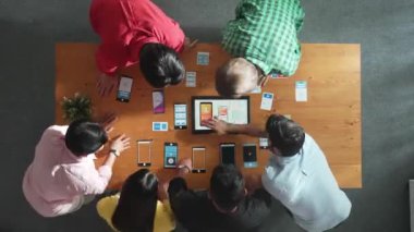 Yazılım geliştirici ekibinin Ux Ui tasarımı için tabletten cep telefonu arayüzü arayüzü arayüzü ararken, yaratıcı iş yerinde kablo prototipi tasarımını karşılaştırırken ve planlarken üst görünümü. Cemaat.