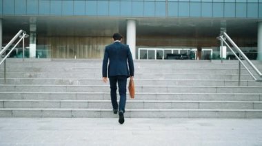 Ofise giderken merdivenlerden çıkan başarılı bir iş adamı bacağı. Müdürün iş yerini değiştirmesi, yeni bir şey keşfetmesi, gelişmesi, terfi etmesi ya da gün ışığına çıkması. Arkadan bak. Sevinçli..